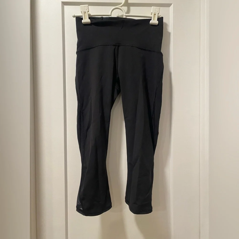 Lululemon athletica Women’s Black Capri Leggings with Mesh Sides